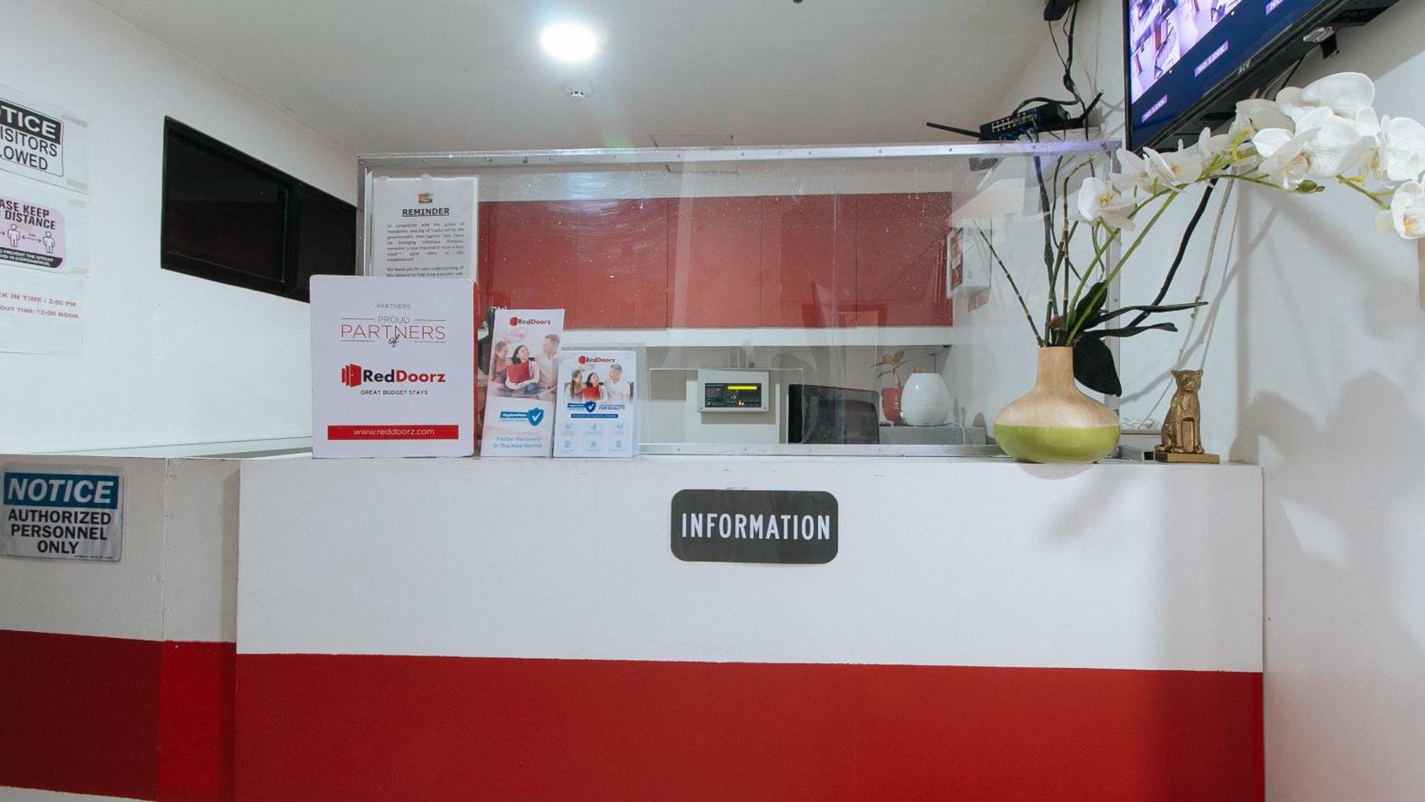 Hotel RedDoorz @ DBuilders Bangkal Makati Makati City Exterior foto