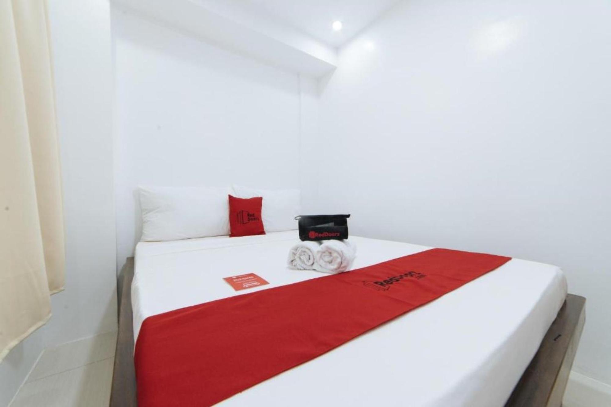 Hotel RedDoorz @ DBuilders Bangkal Makati Makati City Exterior foto