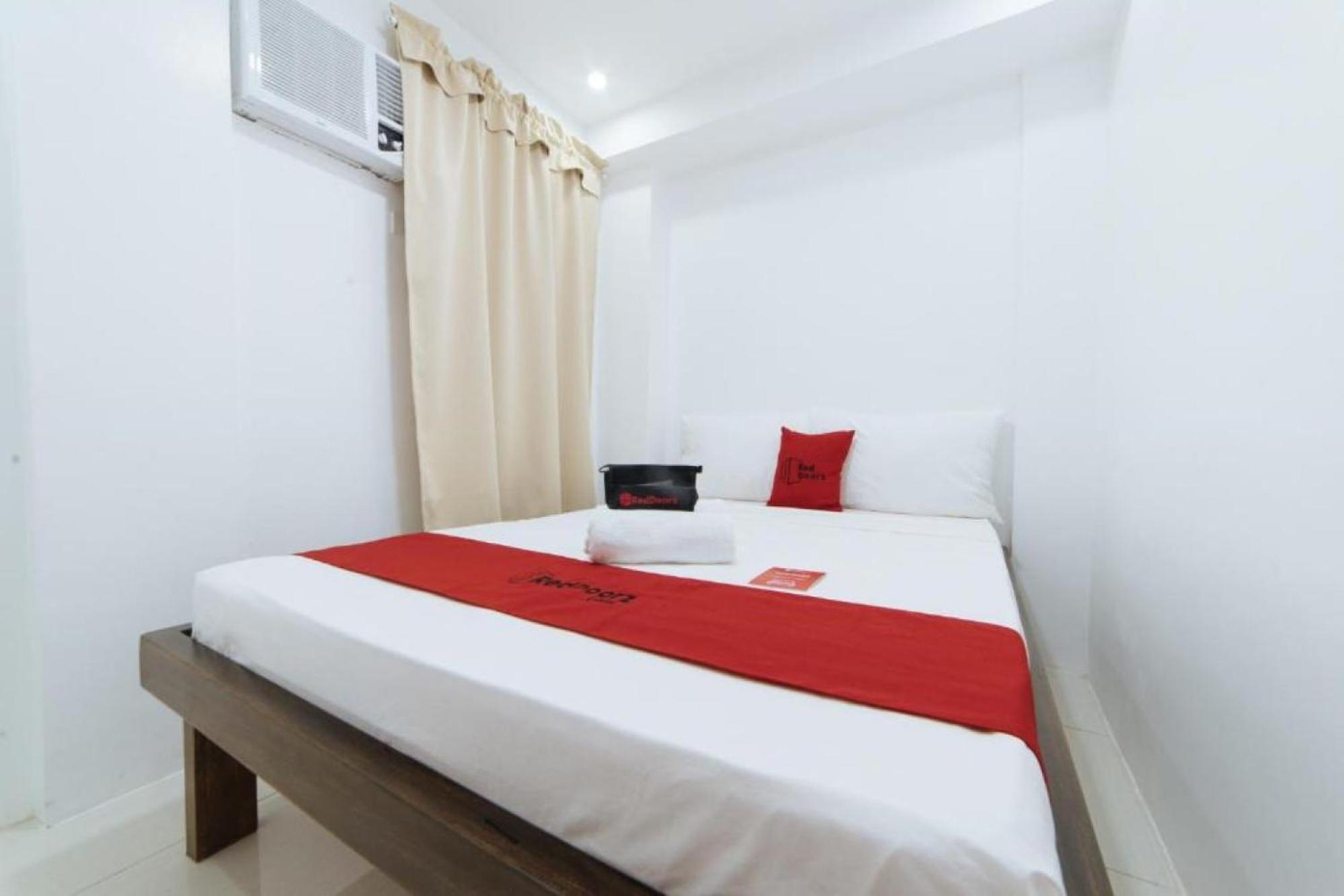 Hotel RedDoorz @ DBuilders Bangkal Makati Makati City Exterior foto