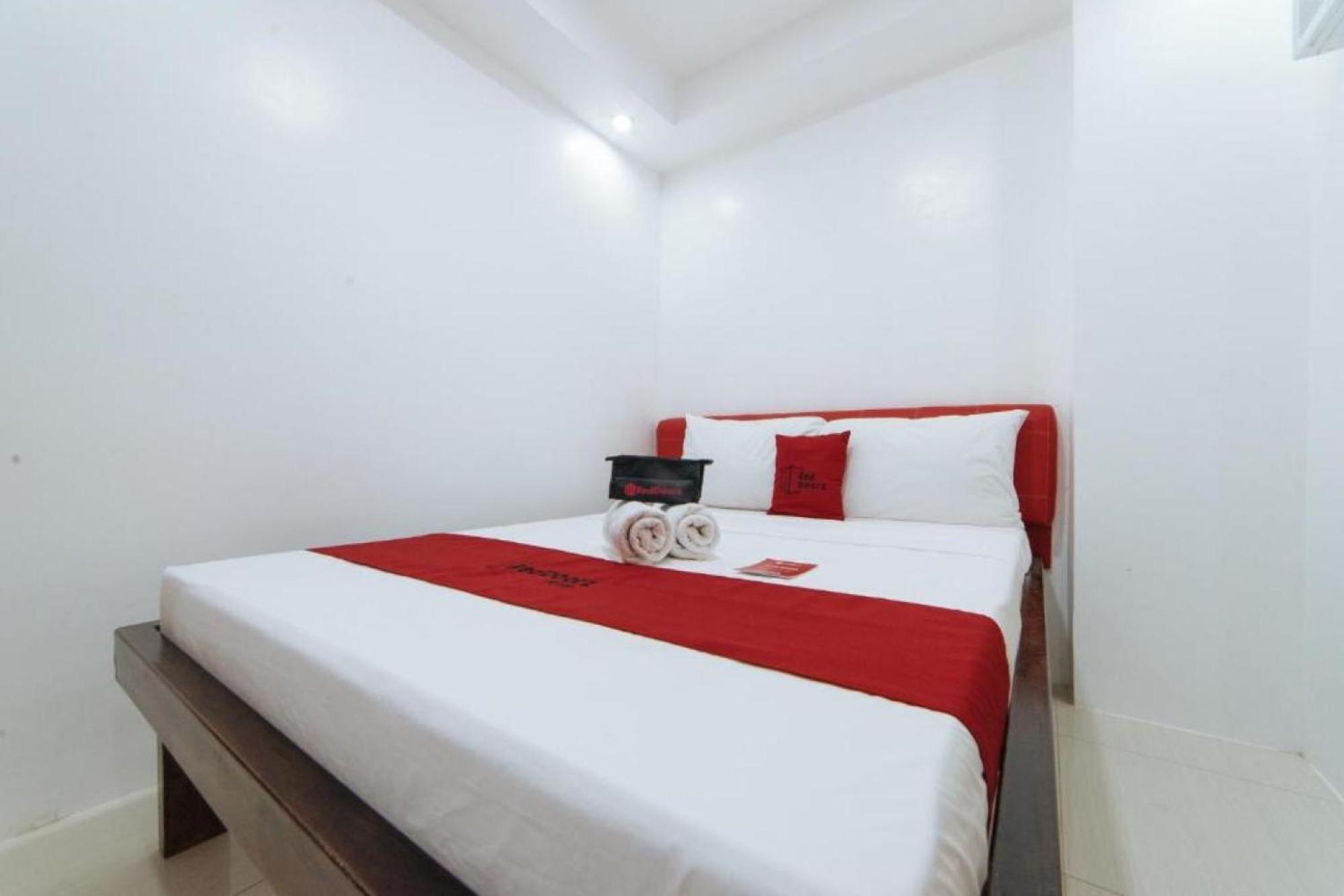 Hotel RedDoorz @ DBuilders Bangkal Makati Makati City Exterior foto
