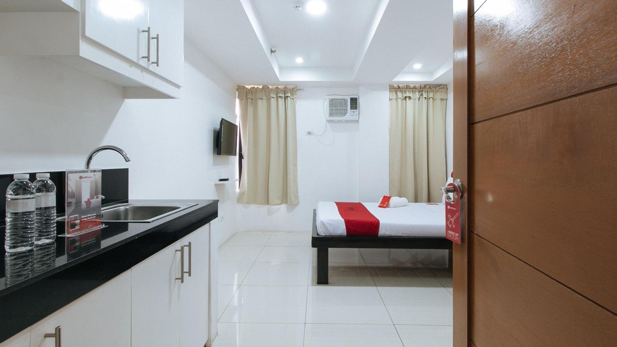 Hotel RedDoorz @ DBuilders Bangkal Makati Makati City Exterior foto
