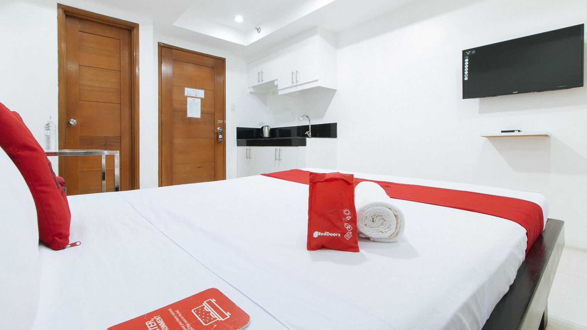 Hotel RedDoorz @ DBuilders Bangkal Makati Makati City Exterior foto
