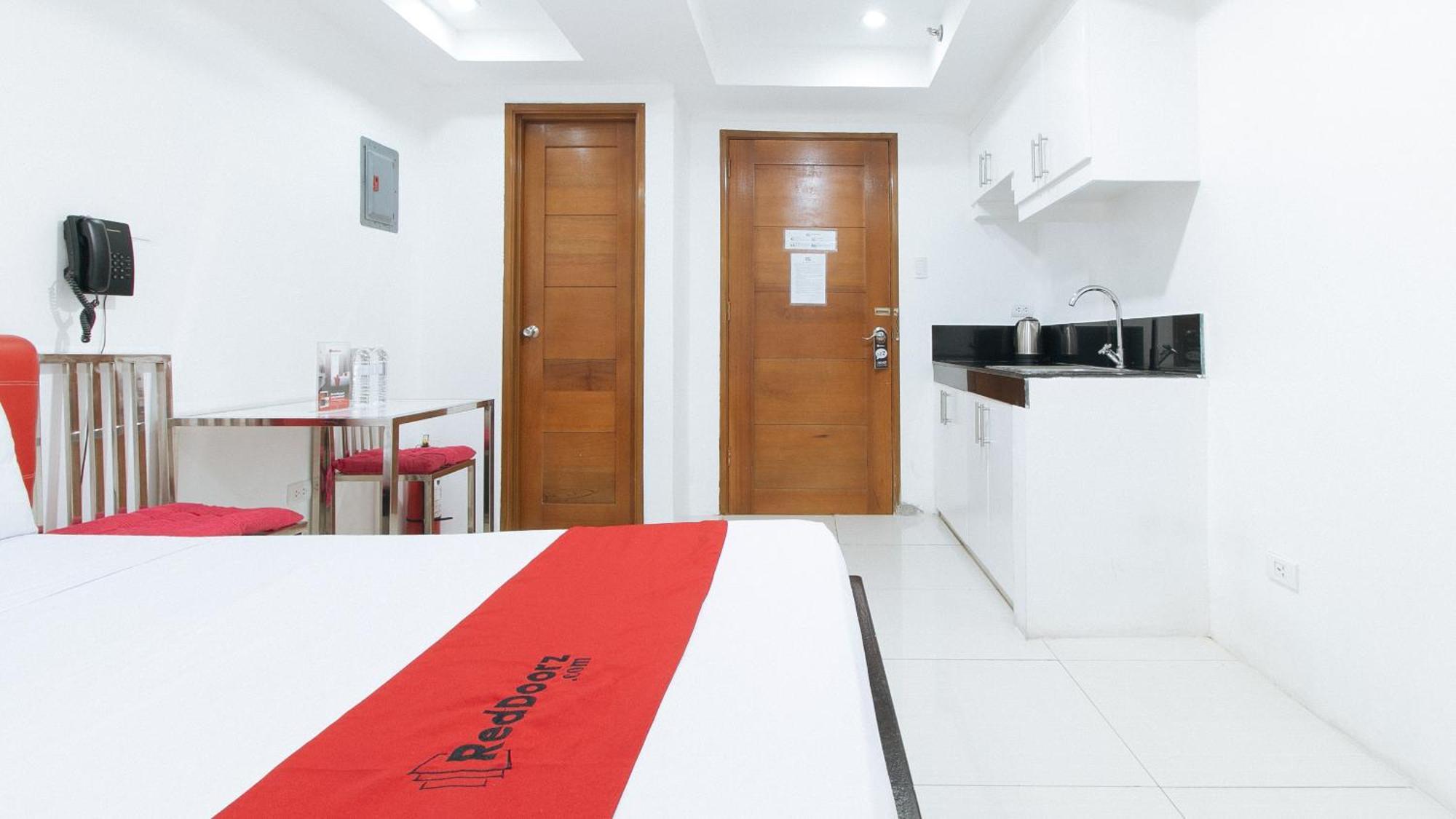 Hotel RedDoorz @ DBuilders Bangkal Makati Makati City Exterior foto