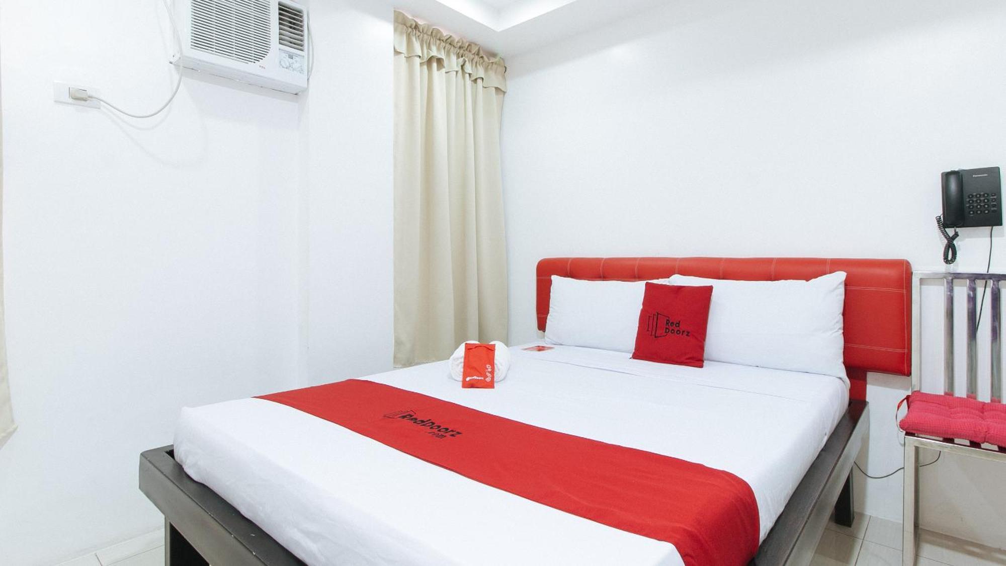 Hotel RedDoorz @ DBuilders Bangkal Makati Makati City Exterior foto