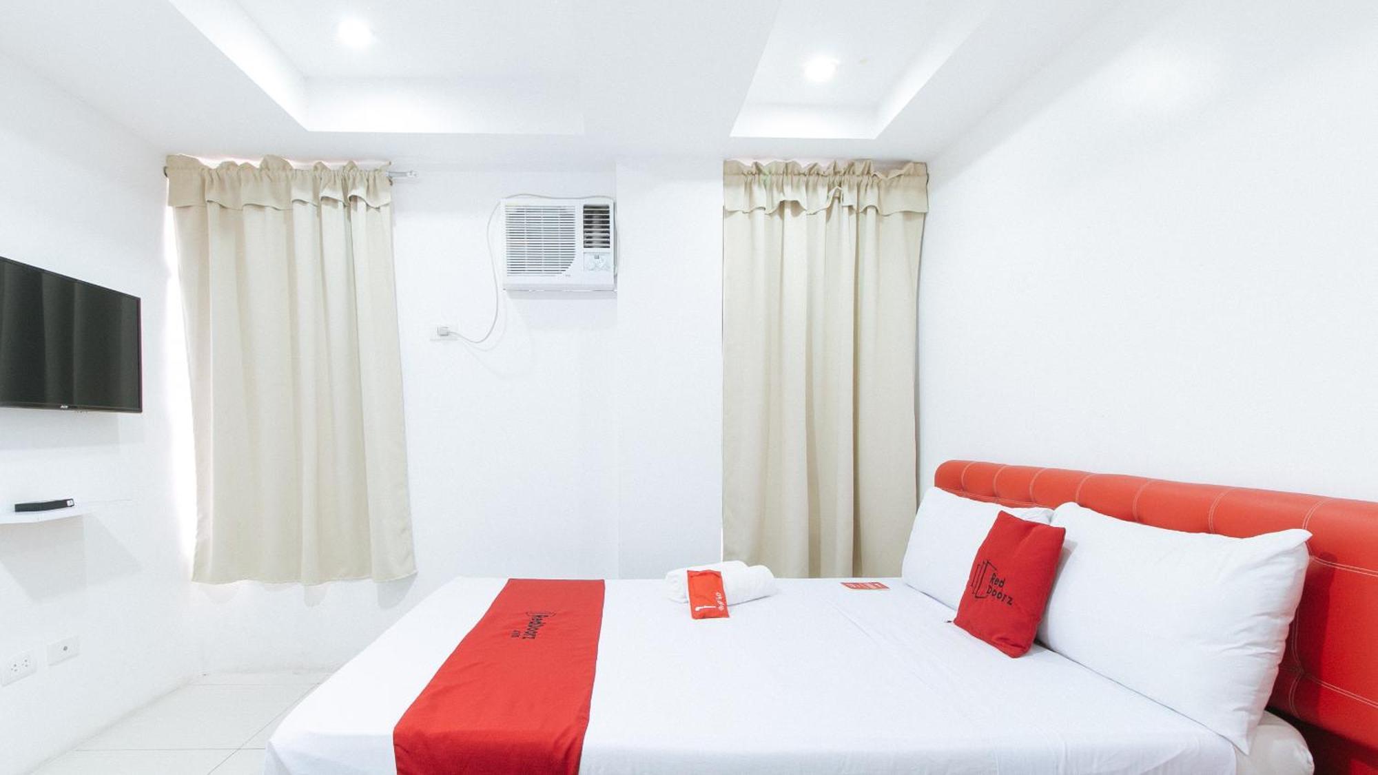 Hotel RedDoorz @ DBuilders Bangkal Makati Makati City Exterior foto