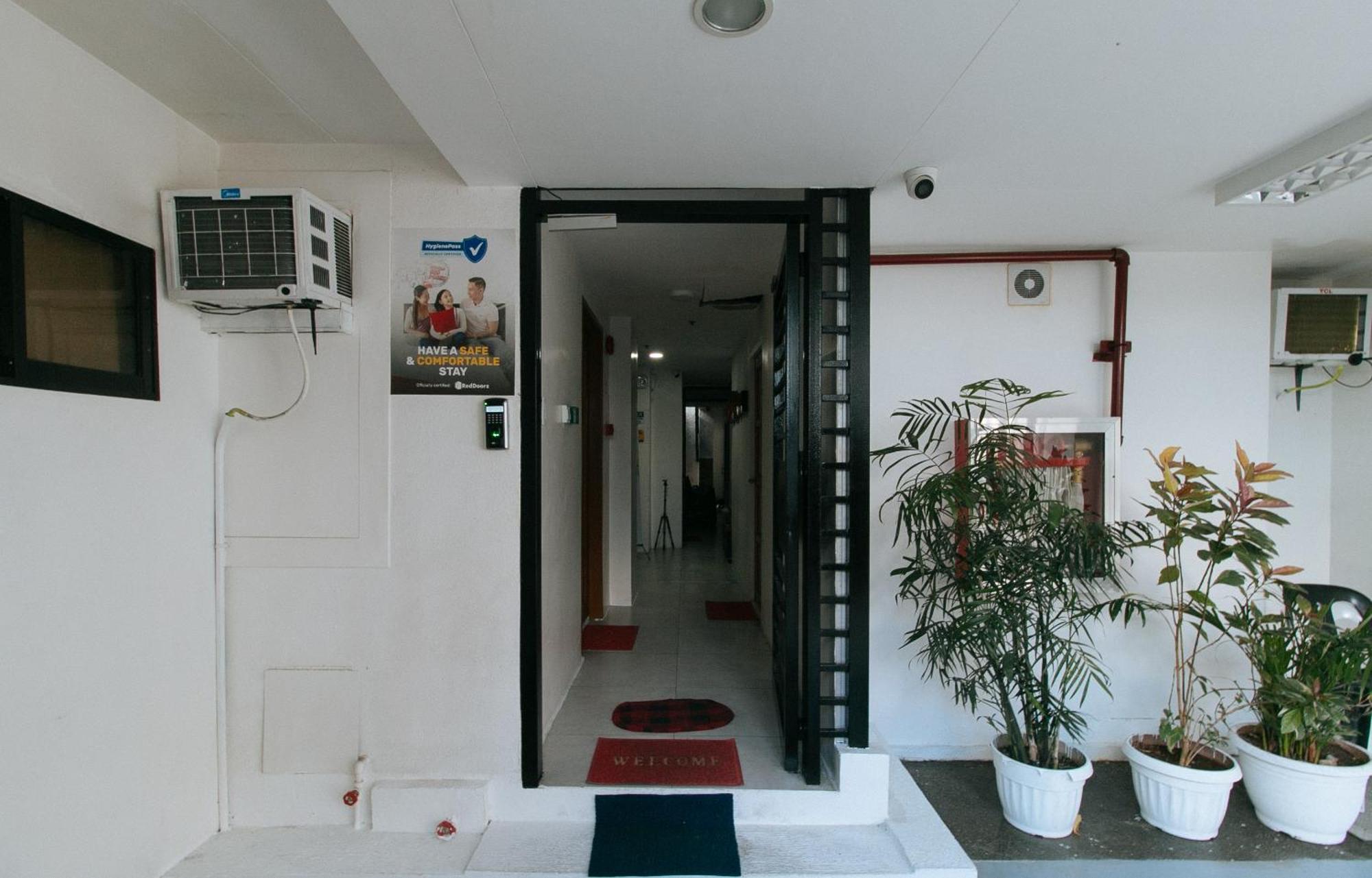 Hotel RedDoorz @ DBuilders Bangkal Makati Makati City Exterior foto