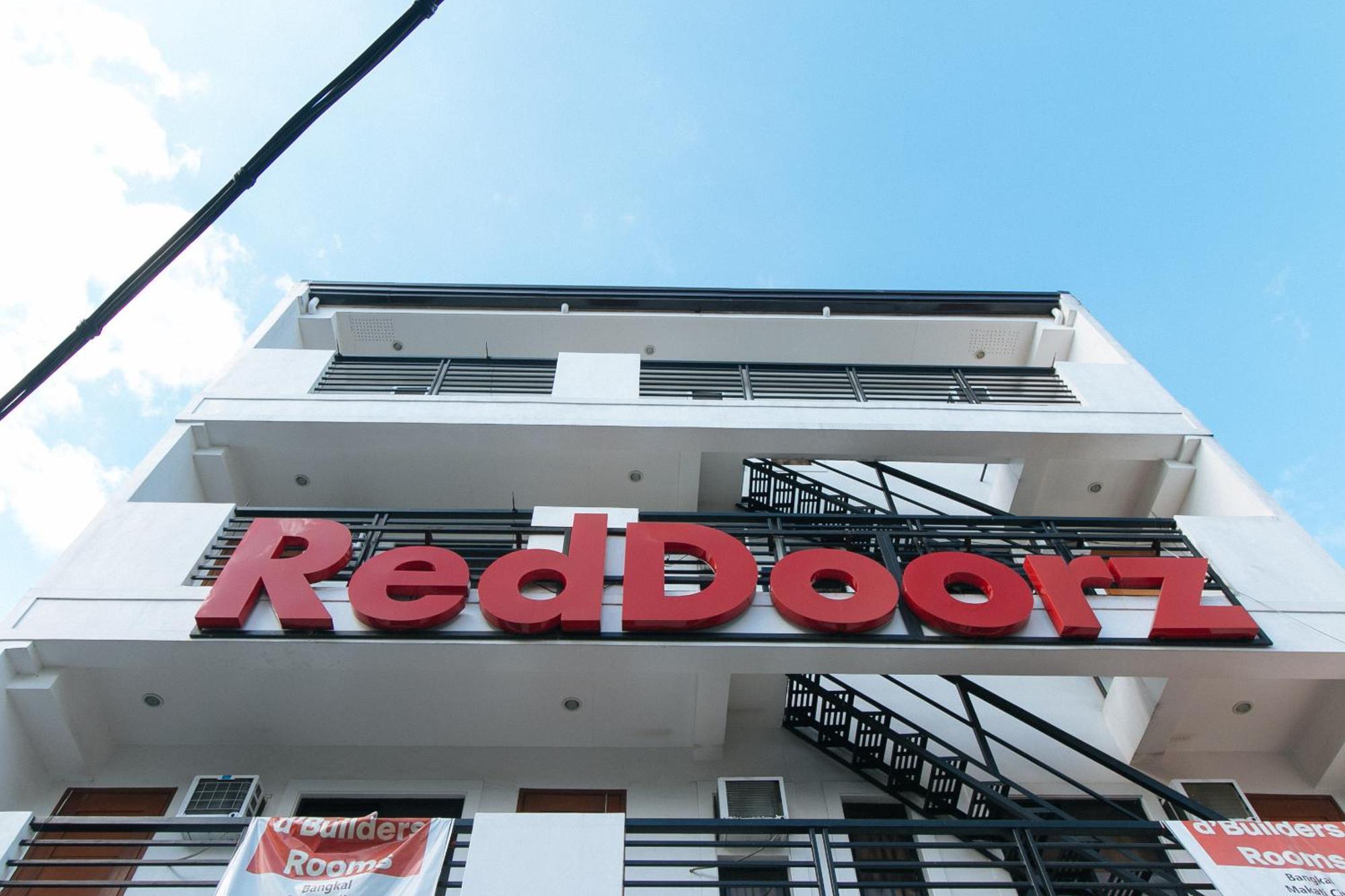 Hotel RedDoorz @ DBuilders Bangkal Makati Makati City Exterior foto