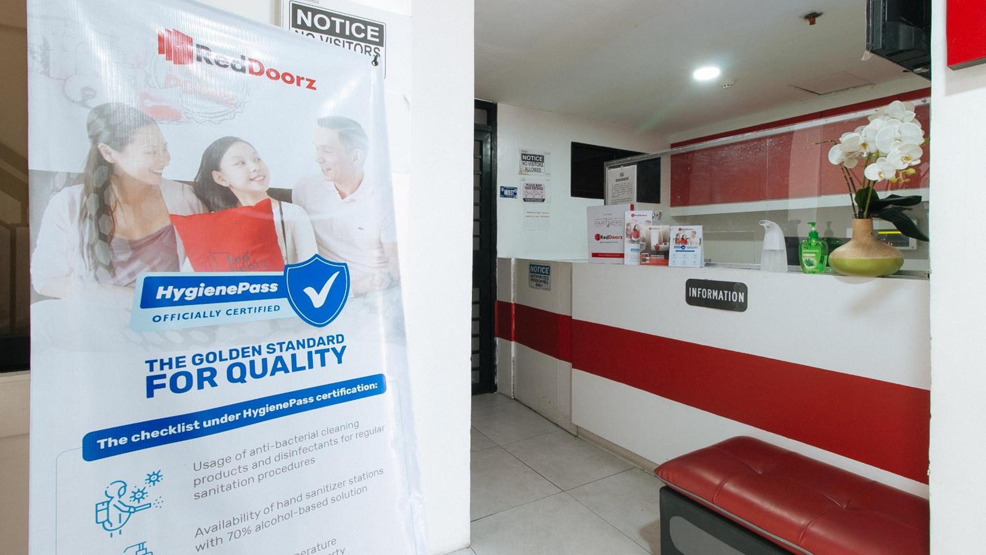 Hotel RedDoorz @ DBuilders Bangkal Makati Makati City Exterior foto