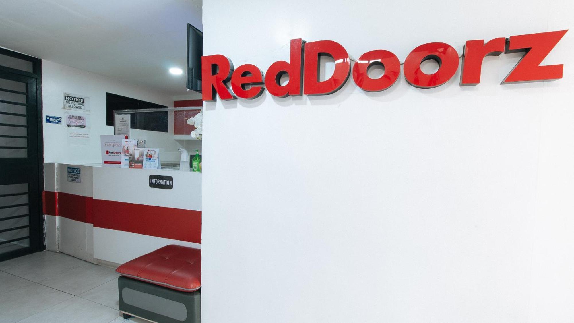 Hotel RedDoorz @ DBuilders Bangkal Makati Makati City Exterior foto